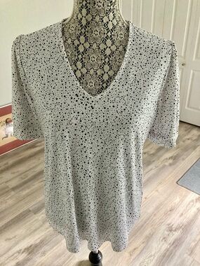 Adrianna Papell White V-Neck Short Sleeve Top with Black Dot Print